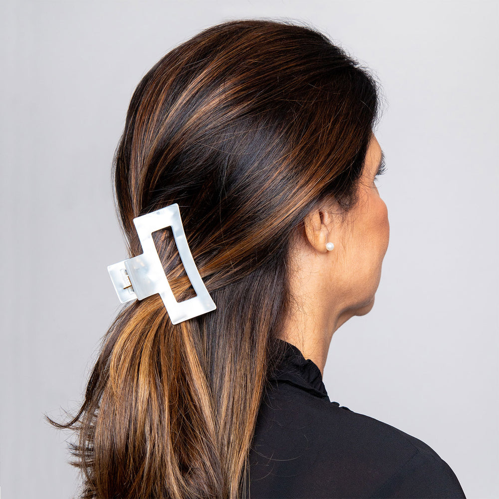 Halboffene Frisur mit mittelgroßer, rechteckiger Haarklammer Florenz mit Aussparung