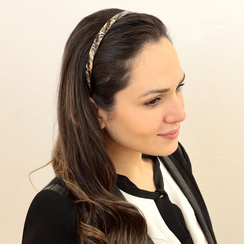 Frisur mit schmalen, gold-silbernen Haarreif Kairo