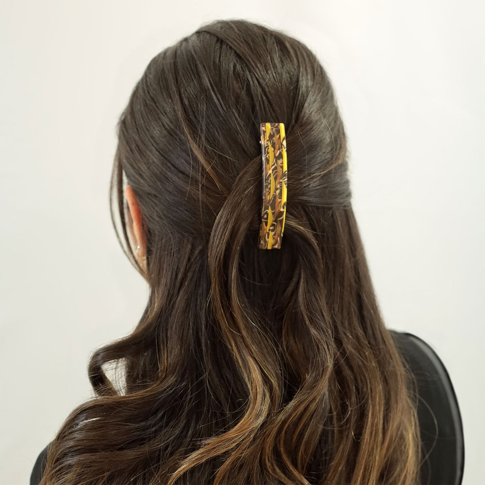 Halboffene Frisur mit mittelgroßer Haarspange Taipeh