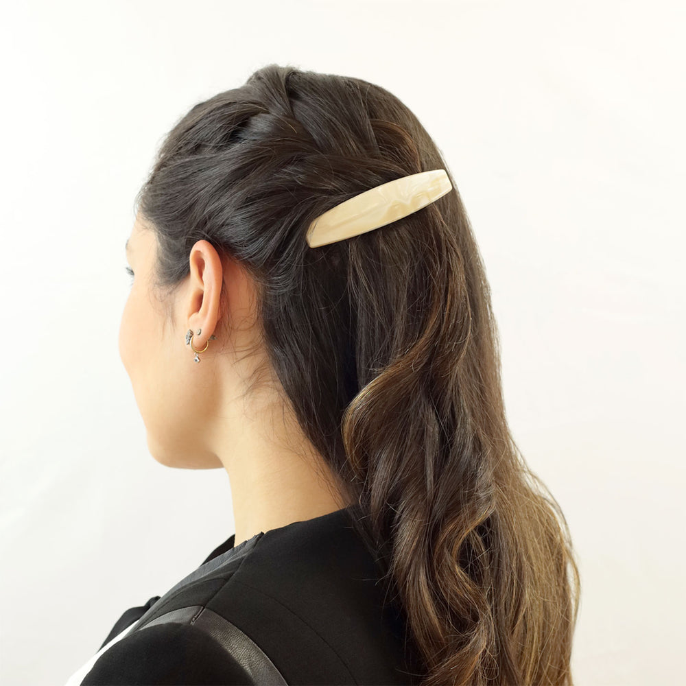 Halboffene Frisur mit mittelgroßer, elliptischer Haarspange Recife
