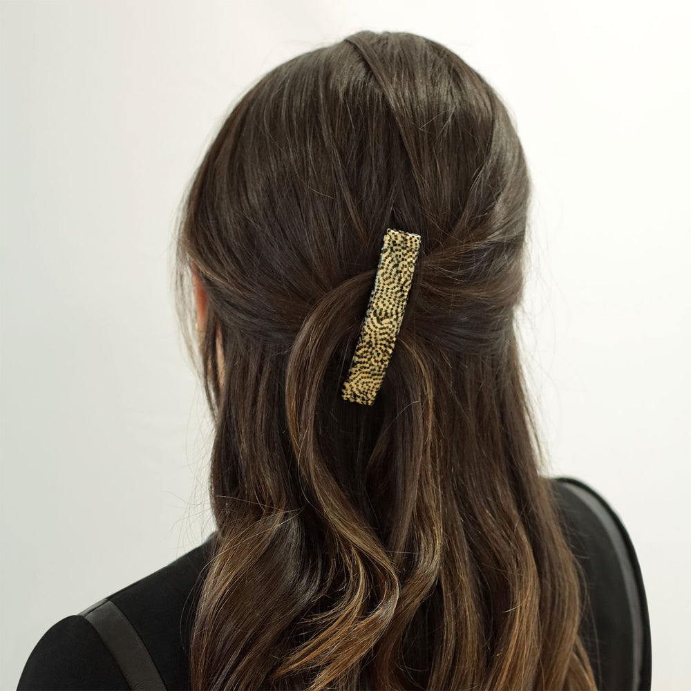 Halboffene Frisur mit mittelgroßer Haarspange Alicante