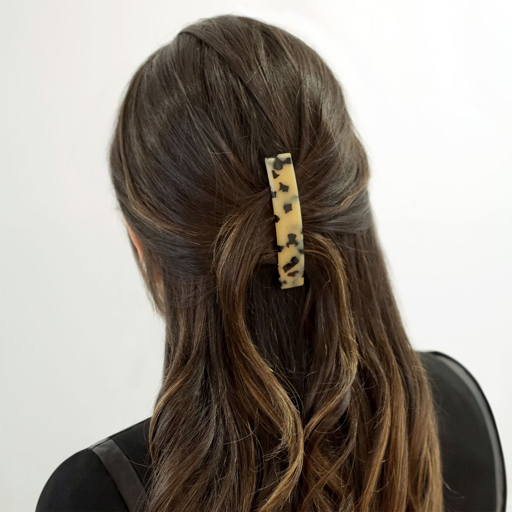 Halboffene Frisur mit mittelgroßer Haarspange Lausanne