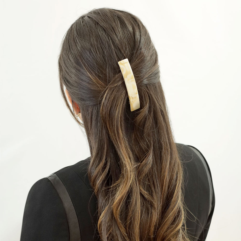 Halboffene Frisur mit mittelgroßer Haarspange Recife
