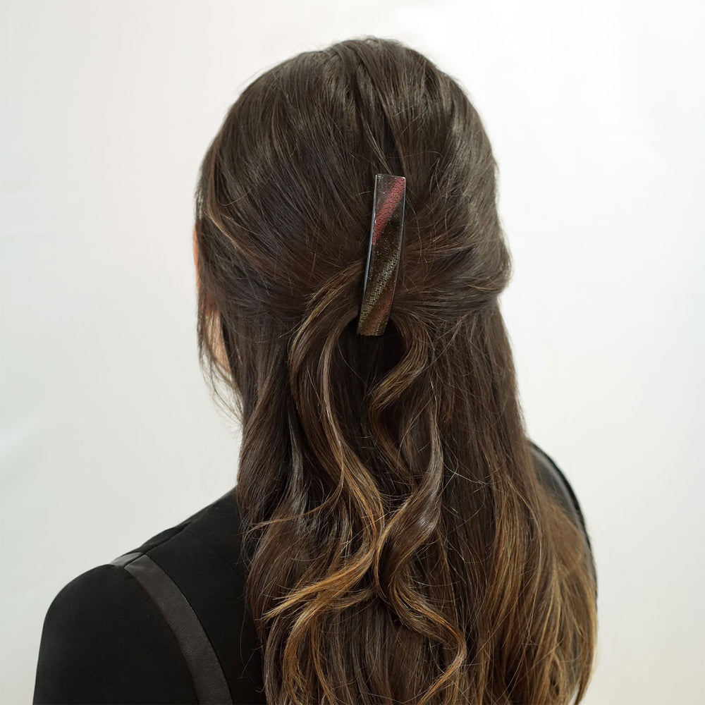 Halboffene Frisur mit mittelgroßer Haarspange Tokio