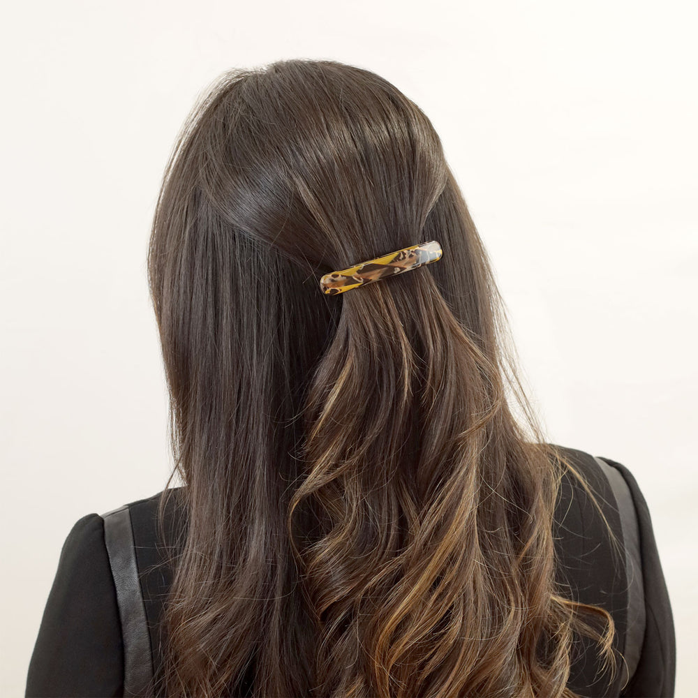 Halboffene Frisur mit kleiner Haarspange Taipeh