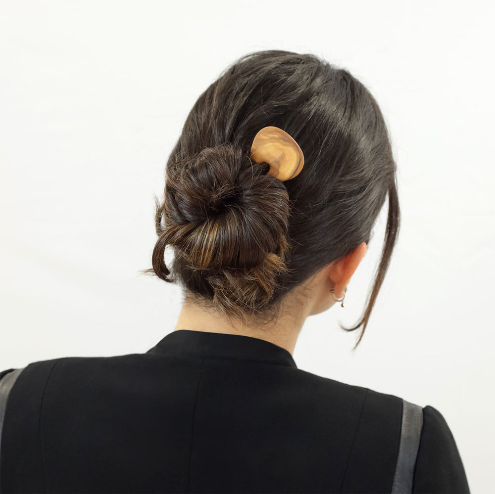 Hocksteckfrisur mit Haarforke mit Duo Design aus Olivenholz
