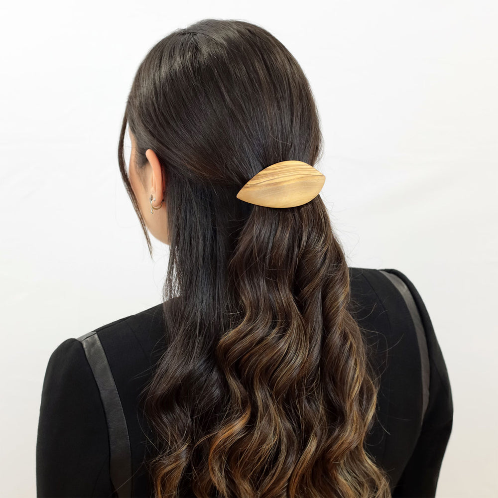 Halboffene Frisur mit großer Haarspange Punta aus Olivenholz