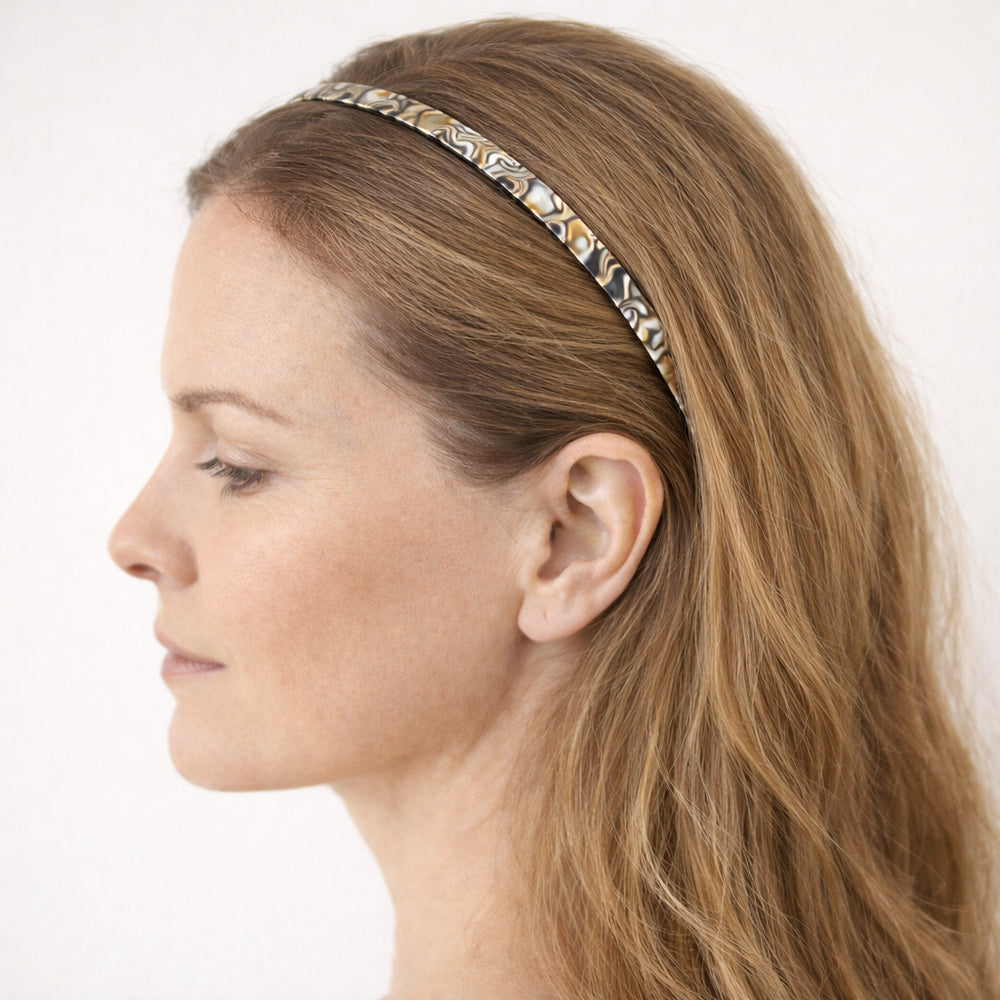 Das Model trägt den Haarreif mit offenen Haaren.