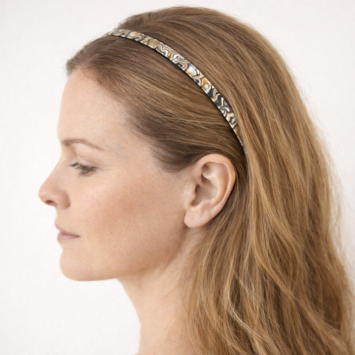 Das Model trägt den Haarreif mit offenen Haaren.