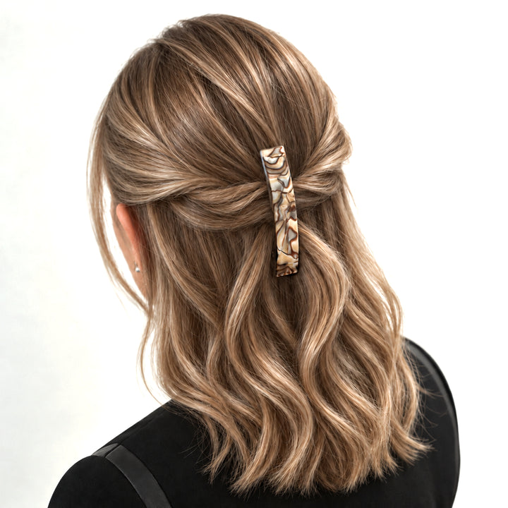 Elegante Haarspange St. Petersburg – stilvolles Haaraccessoire für mittellange bis lange Frisuren in blondem Haar.
