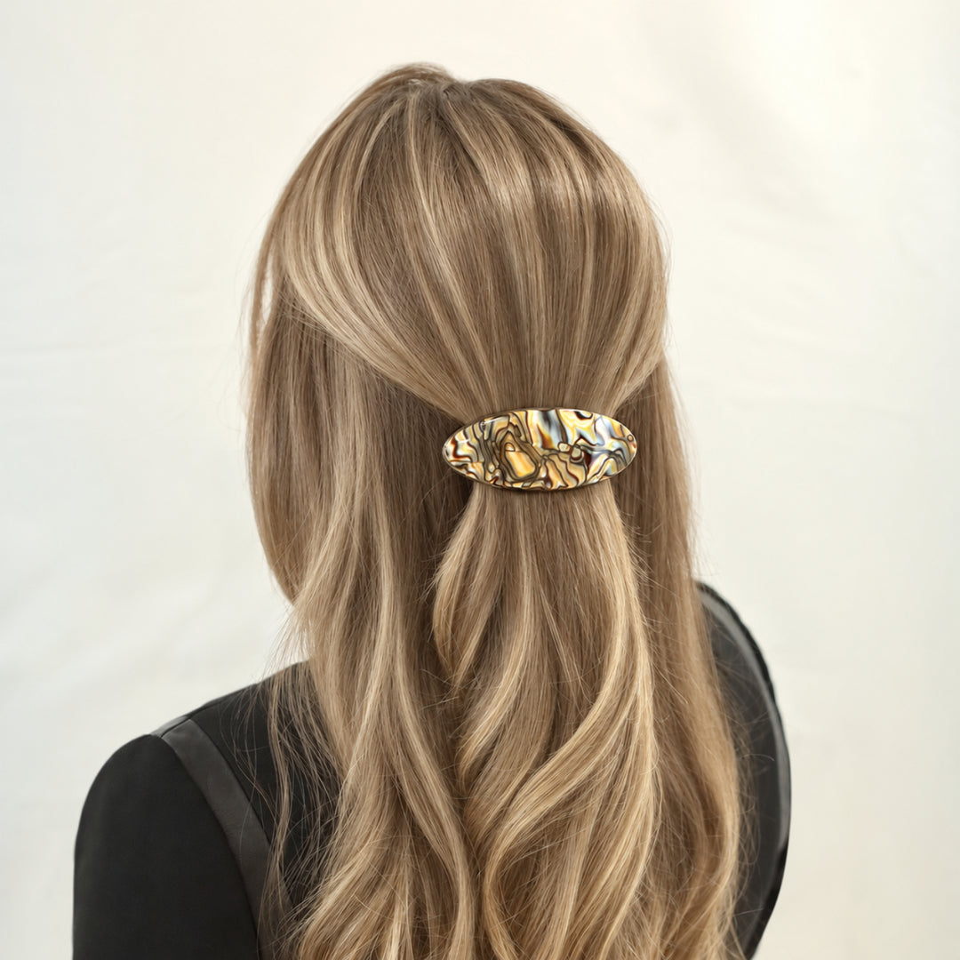 Elegante Haarspange St. Petersburg für einen sicheren Halt bei halboffenen Frisuren in blondem Haar.