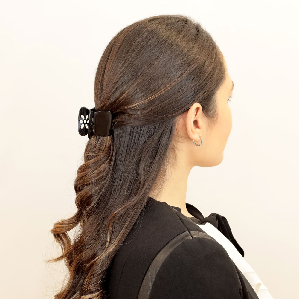 Halboffene Frisur mit mittelgroßer, blumiger, schwarzer Haarklammer London mit patentiertem Gummizug