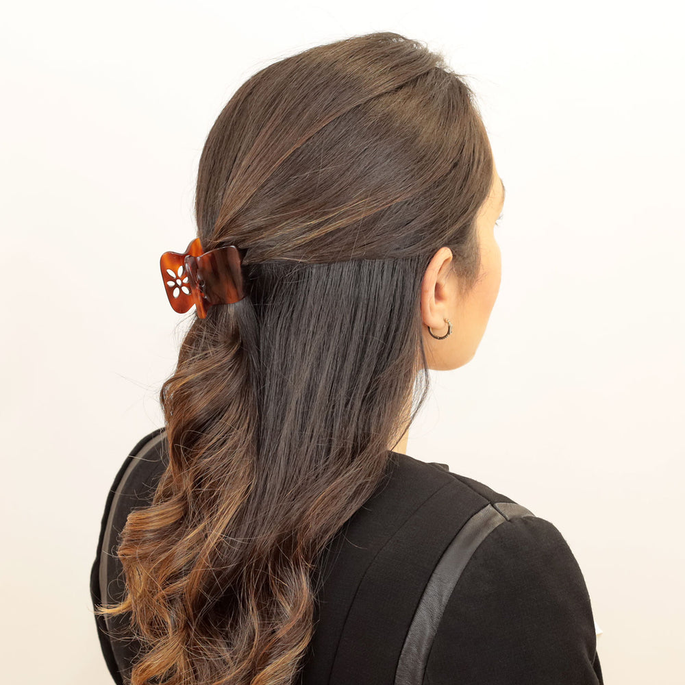 Halboffene Frisur mit mittelgroßer, blumiger Haarklammer Madrid mit patentiertem Gummizug