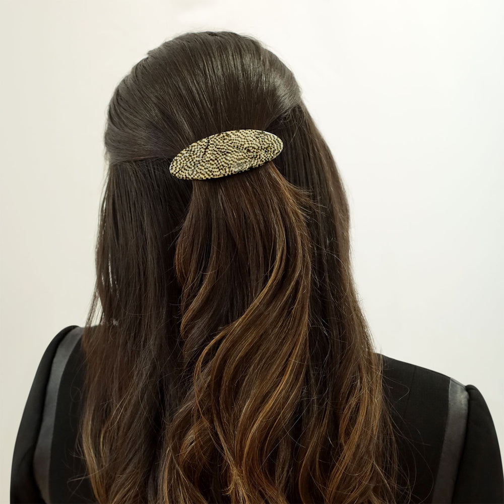 Halboffene Frisur mit mittelgroßer, ovaler Haarspange Alicante