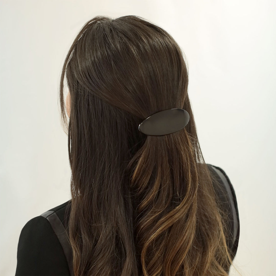 Halboffene Frisur mit mittelgroßer, schwarzer, ovaler Haarspange London