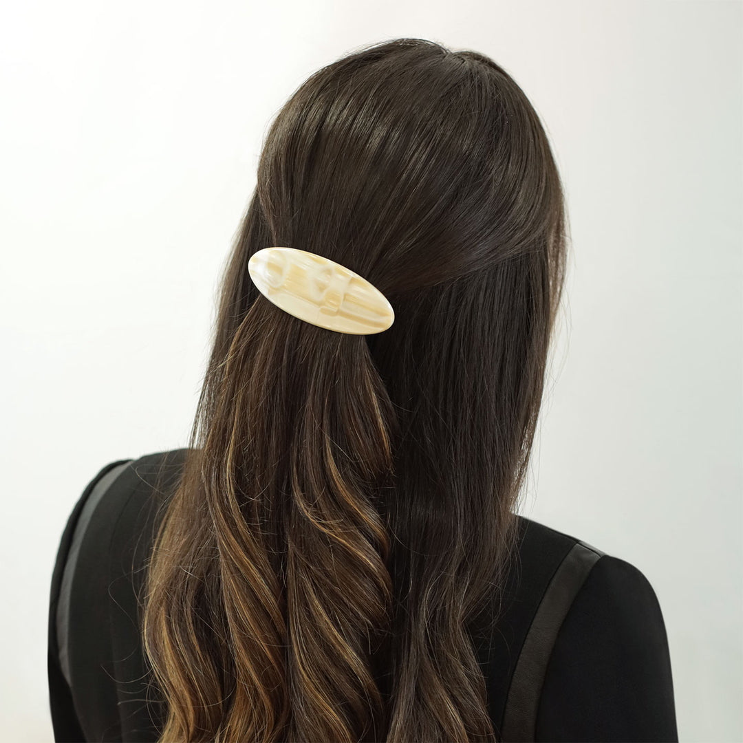 Halboffene Frisur mit mittelgroßer, ovaler Haarspange Recife