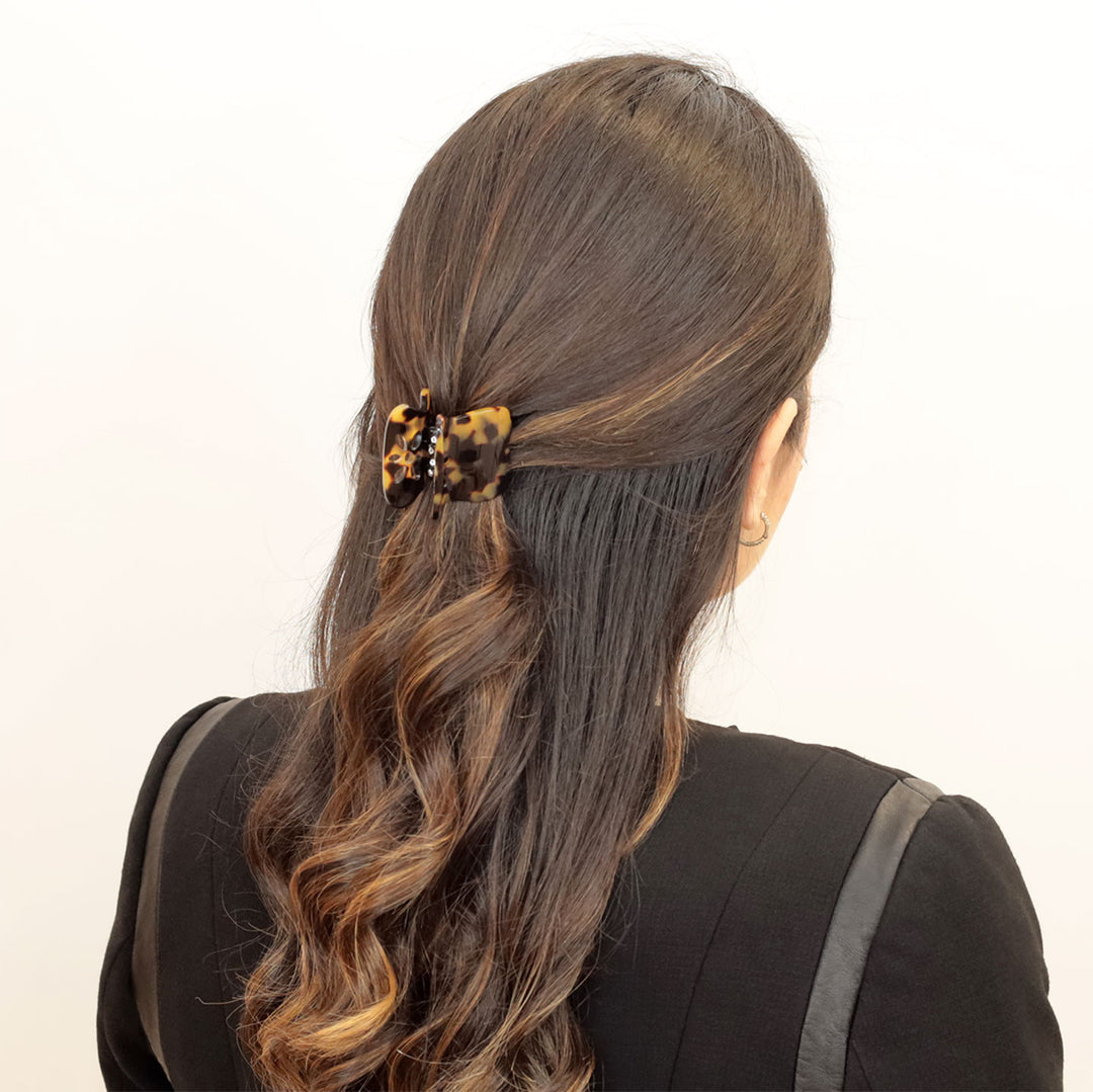 Halboffene Frisur mit mittelgroßer, blumiger Haarklammer Strass Paris mit patentiertem Gummizug