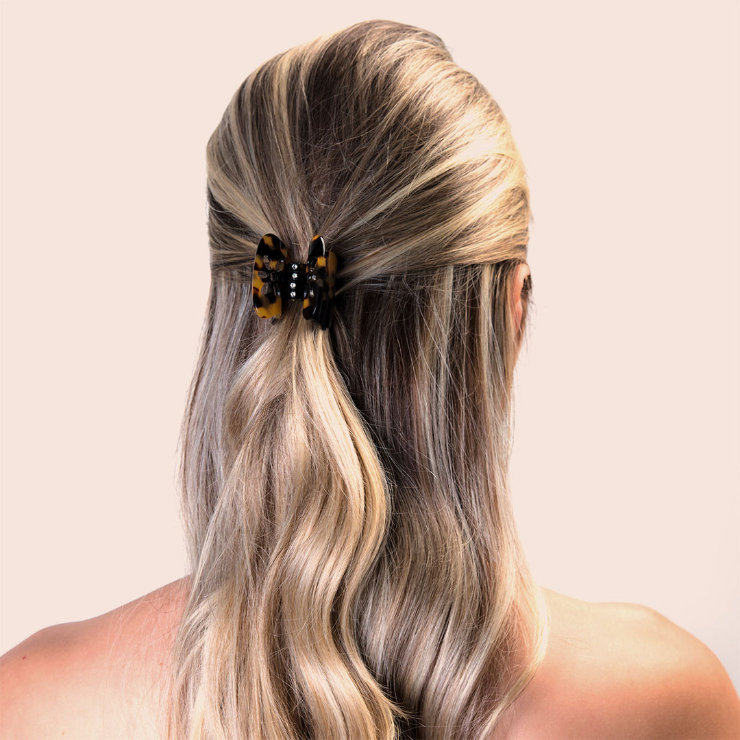 Halboffene Frisur mit mittelgroßer, blumiger Haarklammer Strass Paris mit patentiertem Gummizug