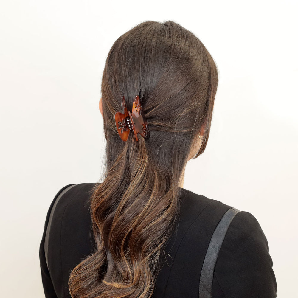 Halboffene Frisur mit mittelgroßer, blumiger Haarklammer Strass Madrid mit patentiertem Gummizug