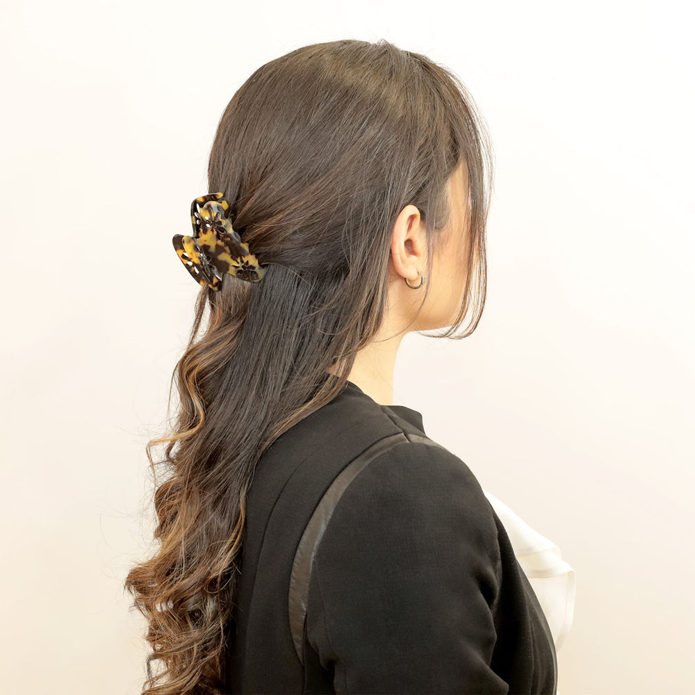 Halboffene Frisur mit mittelgroßer, blumiger Haarklammer Paris mit patentiertem Gummizug