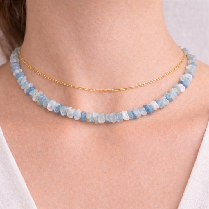 Foto mit Halskette am Hals.