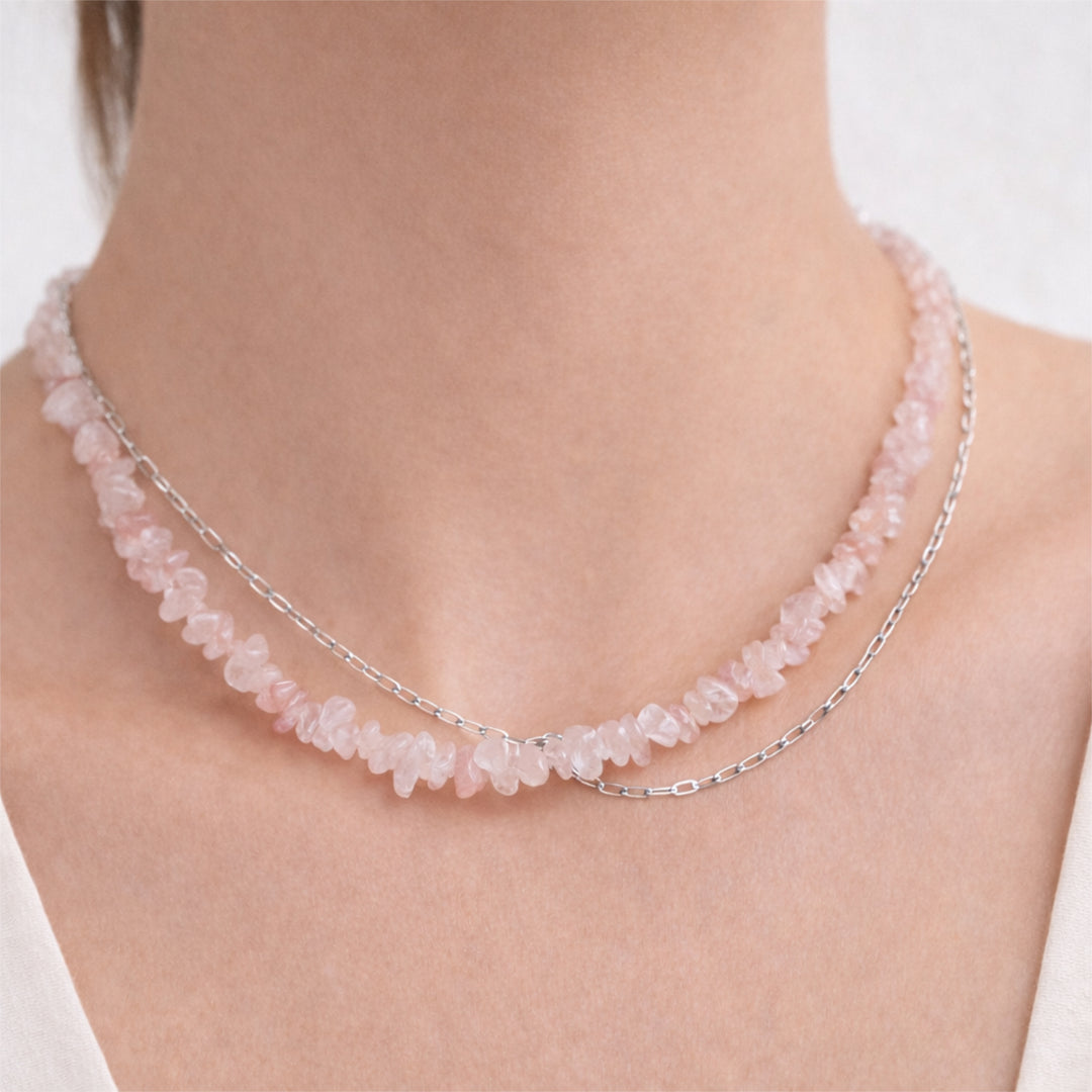 Foto mit Halskette am Hals.