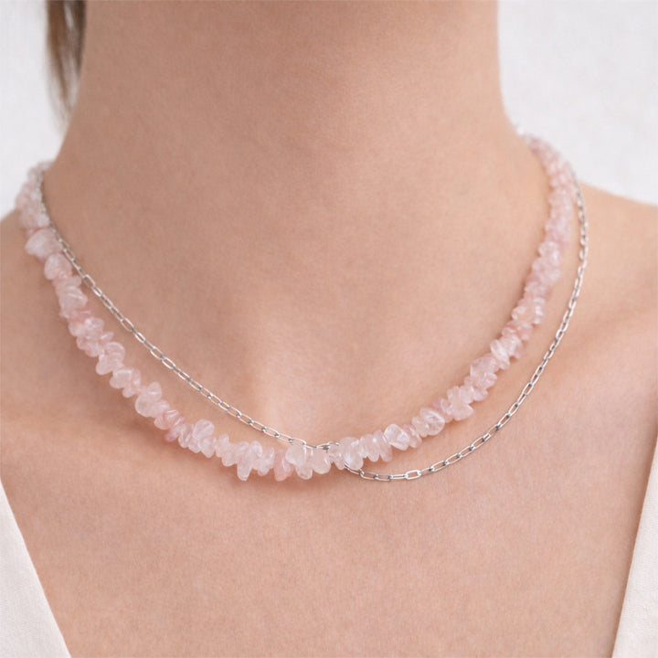 Foto mit Halskette am Hals.