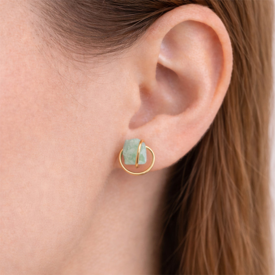 Foto mit Ohrring am Ohr. 