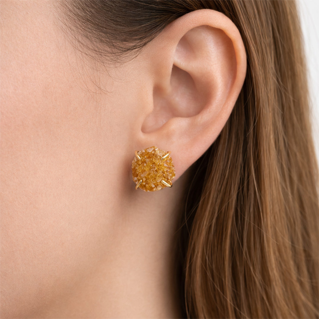 Foto mit Ohrring am Ohr. 