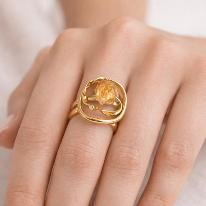 Foto: Model trägt den Ring.