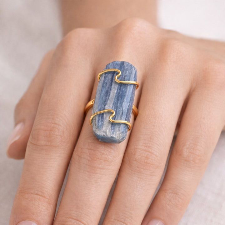 Foto: Model trägt den Ring.