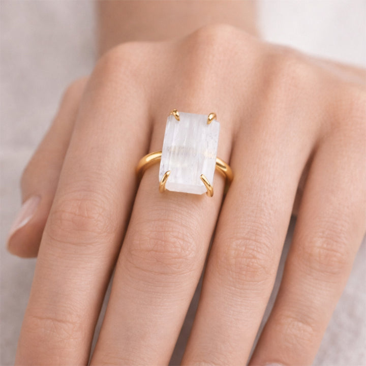 Foto: Model trägt den Ring.